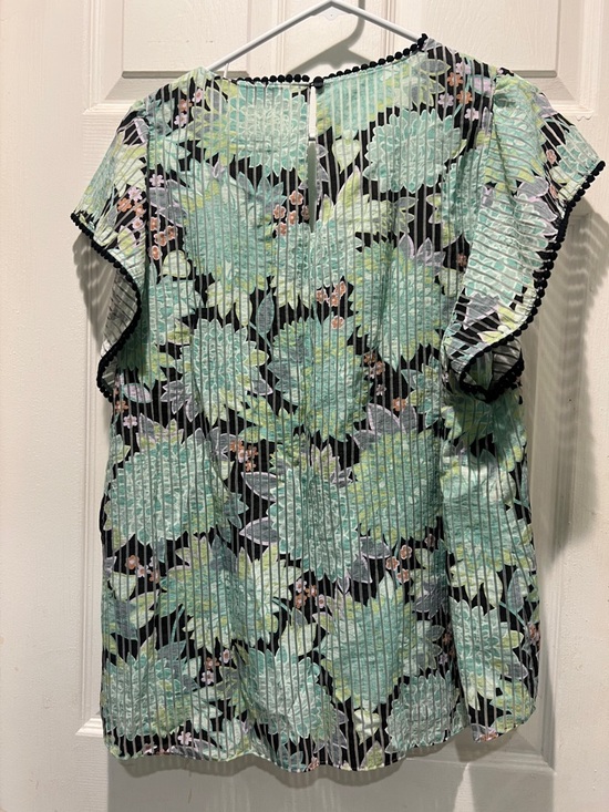 Floral Mint V-Neck Pleated lined Women’s Top - Black Trim - Picture 5 of 9